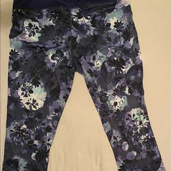 Women’s Activewear-Tank Top & Capris - Picture 4 of 8